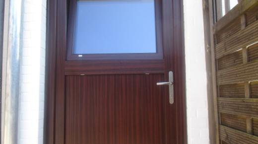 Nebeneingangstür mit gangbaren Flügel außen