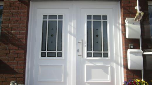 Doppelflügelige Haustür weiß mit Lichtausschnitten