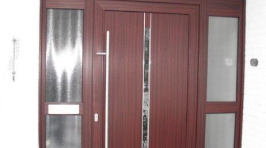 Haustür braun mit schmalem Lichtausschnitt und zwei Glas-Seitenteilen und drei Glasteile oberhalb