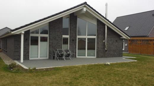 Hausansicht mit zwei Terrassentüren mit Seitenteil in weiß