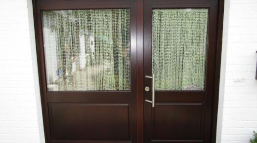 Haustür braun mit Lichtausschnitt mit Vorhang und breites Seitenteil mit Lichtausschnitt und Vorhang