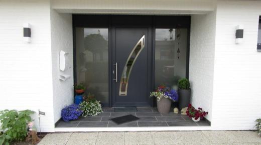 Haustür in anthrazit mit Lichtausschnitt und zwei breiten Lichtausschnitten aus Milchglas