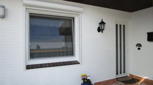 Hausansicht Haustür weiß mit drei vertikalen Lichtausschnitten schmal