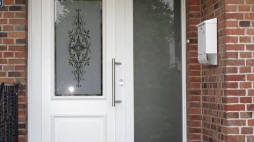 Haustür weiß mit Milchglas-Ausschnitt mit Verzierung und Seitenteil aus Milchglas