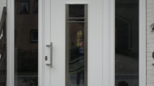 Haustür weiß mit Lichtausschnitt und zwei Glas-Seitenteilen