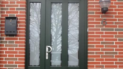 Haustür schwarz mit zwei Milchglas-Lichtausschnitten und Seitenteil mit Lichtausschnitt