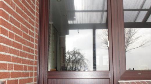 Terrassentür braun mit Katzenklappe und Seitenteil