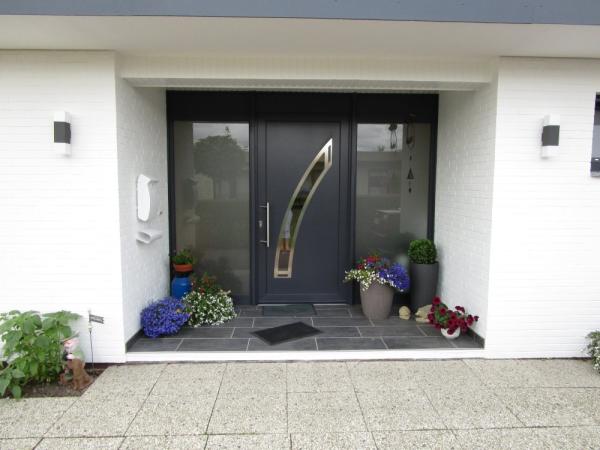 Haustür anthrazit mit abgerundetem Lichtausschnitt und zwei Milchglas-Seitenteilen 