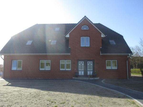 Hausansicht  mit Haustür und Fenster in weiß 