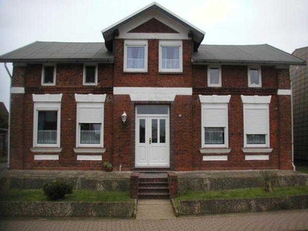 Hausansicht Fenster und Haustür in weiß und Rollläden in weiß 