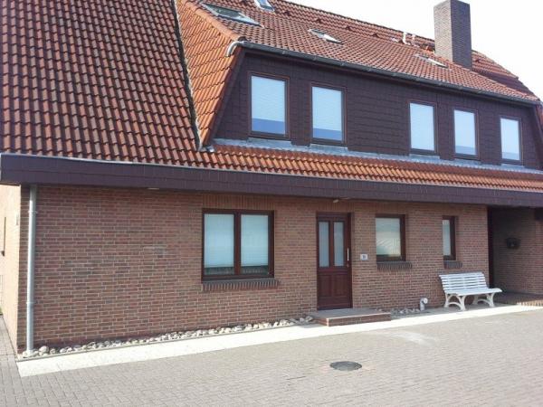 Hausansicht Nebeneingangstür in braun mit zwei Lichtausschnitten mit Milchglas und Fenstern in braun 