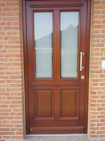 Haustür braun mit zwei Ausschnitten und zwei Milchglas-Lichtausschnitten 