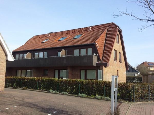 Hausansicht Mehrfamilienhaus mit Terrassentüren und Fenstern mit Milchglas