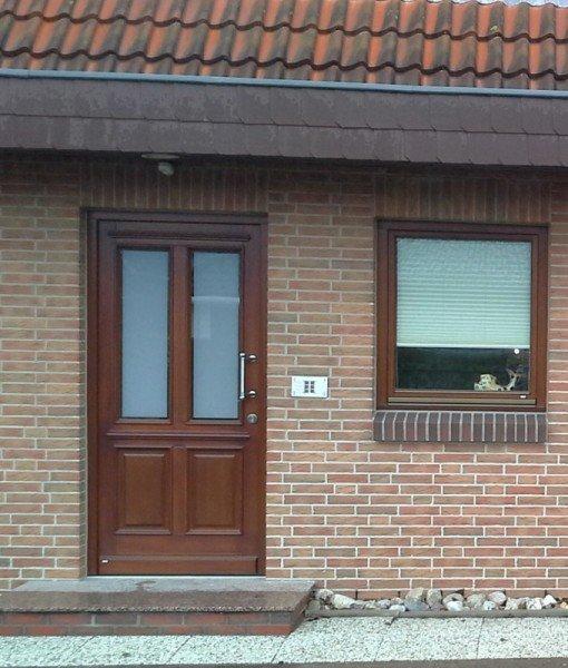 Haustür braun mit zwei Ausschnitten und zwei Milchglas-Lichtausschnitten und Fenster in braun 