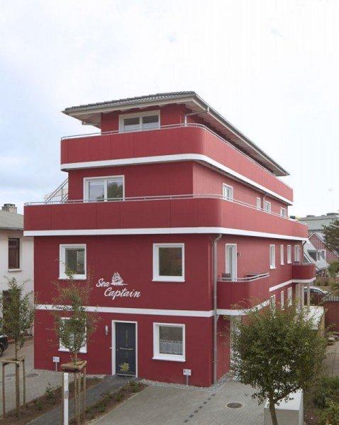 Hausansicht Apartment mit weißen Terrassentüren und Fenstern 