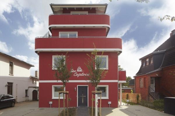 Hausansicht Apartment mit weißen Terrassentüren und Fenstern 