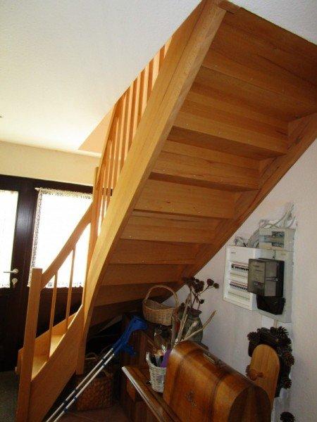 Holztreppe gewendelt Ansicht unterhalb der Treppe 