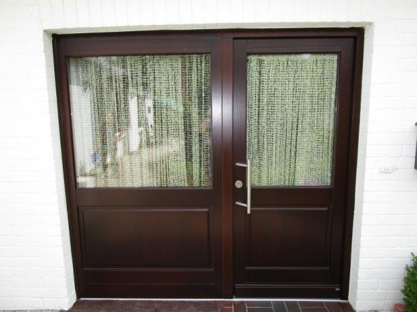 Haustür braun mit Lichtausschnitt mit Vorhang und breites Seitenteil mit Lichtausschnitt und Vorhang 
