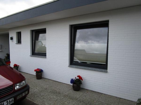 Nahaufnahme Hausansicht Fenster in anthrazit 