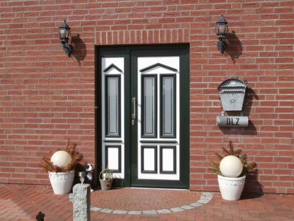 Haustür grün mit weißen Elementen und Seitenteil 
