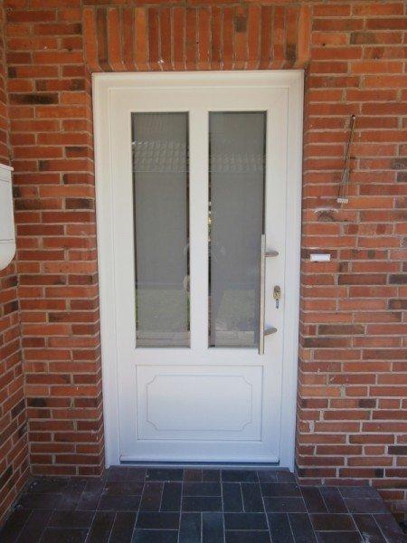 Haustür weiß mit Ausschnitten und zwei Milchglas-Lichtausschnitten 