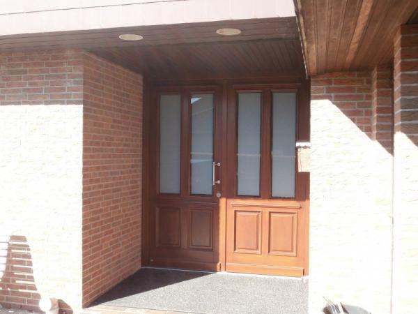 Haustür braun mit zwei Lichtausschnitten und Seitenteil mit zwei Lichtausschnitten 