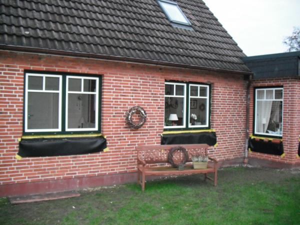 Fenster grün mit innerem Ramen in weiß 