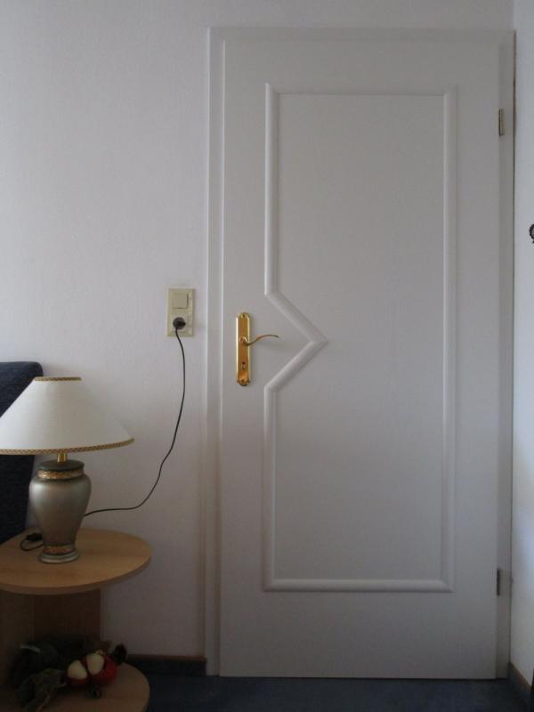 Innentür mit goldenem Türgriff 