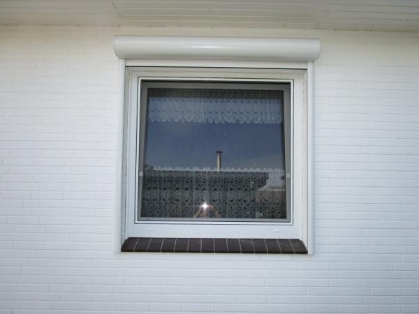 Außenansicht Fenster in weiß gekippt 
