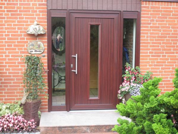 Haustür braun mit Lichtausschnitt und zwei Glas-Seitenteilen 