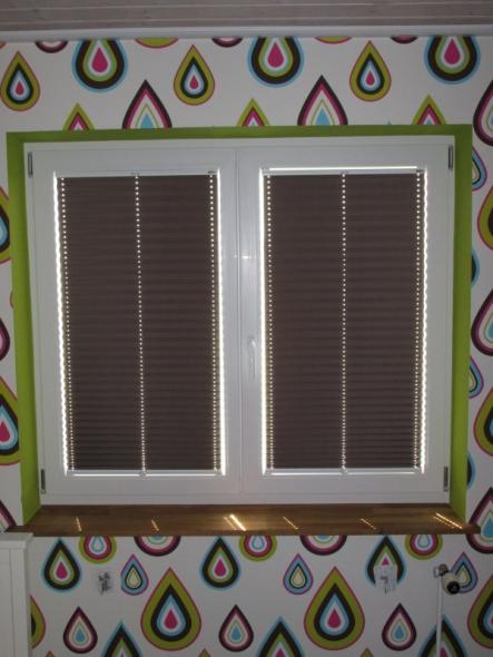 Innenansicht Fenster weiß mit Holzfensterbank und abdunkelnden Plissees