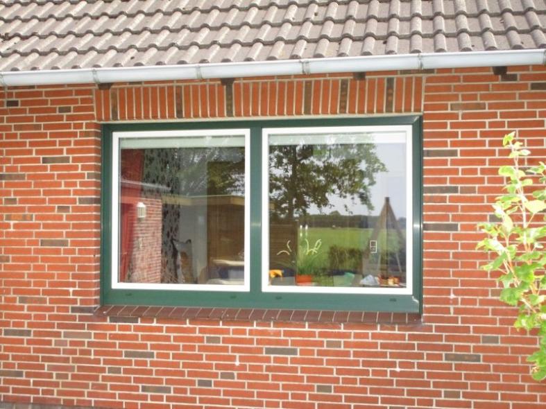 Außenansicht Fenster grün/weiß mit Holzfensterbank