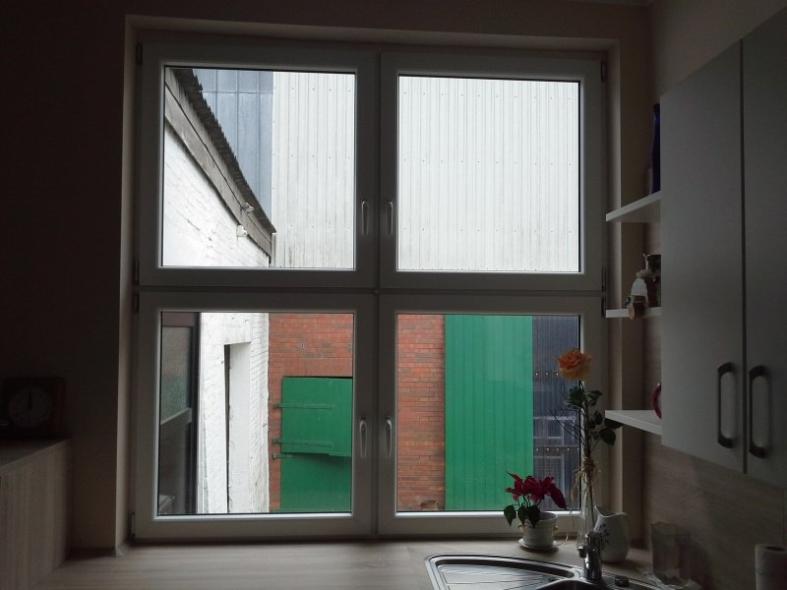 Vier quadratische Küchenfenster