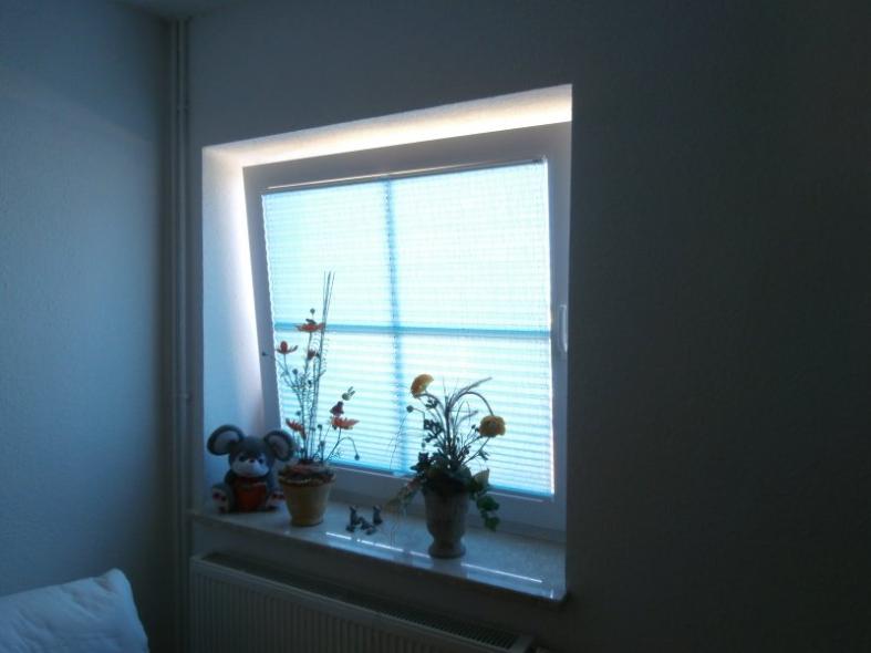 lichtdurchlässiges Plissee mit blauem Stoff