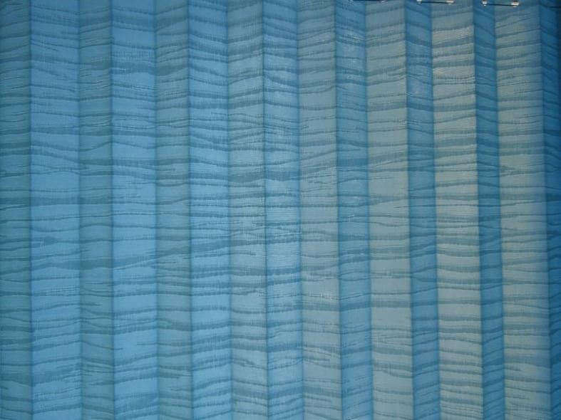 lichtdurchlässiges Plissee mit blauem Stoff