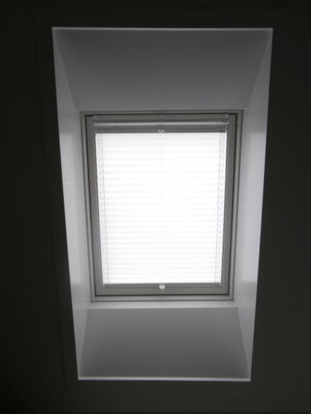 Plissee geschlossen für Velux Fenster mit einem weißen lichtdurchlässigen Stoff