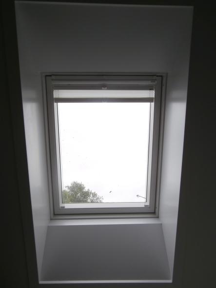 Plissee für Velux Fenster mit einem weißen lichtdurchlässigen Stoff