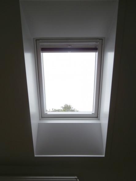 Plissee geöffnet mit einem abdunkelnden blauen Stoff