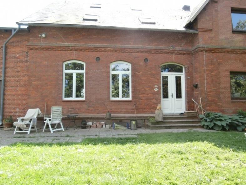 Hausansicht neue doppelflügelige Haustür in weiß mit drei Lichtausschnitten und Rundbogen 