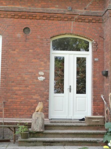 Neue doppelflügelige Haustür in weiß mit drei Lichtausschnitten und Rundbogen