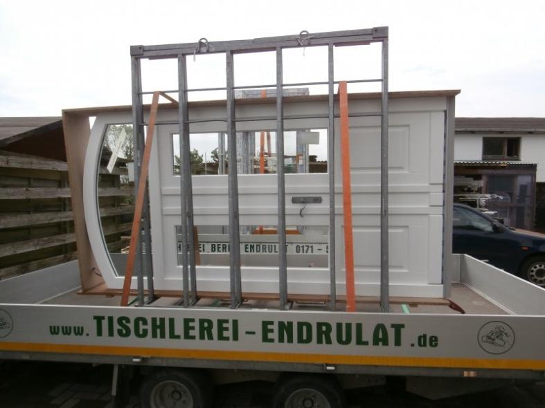 Transport der doppelflügeligen weißen Haustür mit drei Lichtausschnitten und Rundbogen 