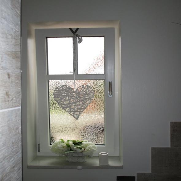 Gekipptes Holzfenster in weiß
