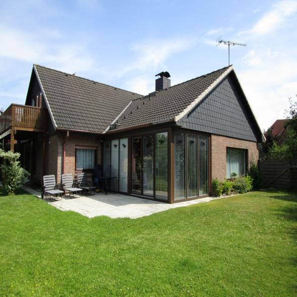 Hausansicht Jalousien von außen und Vogelaufkleber