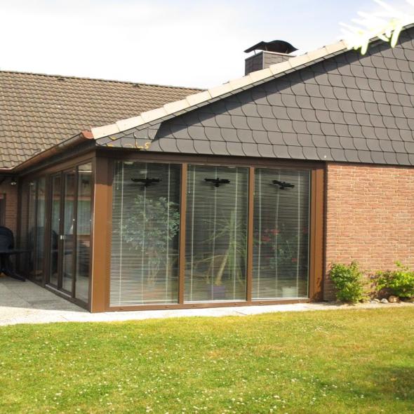 Jalousien von außen und Vogelaufkleber