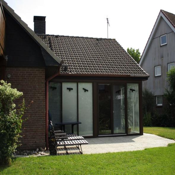 Jalousien von außen und Vogelaufkleber