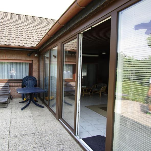 Außenansicht Fensterfront mit Jalousien und Vogelaufklebern