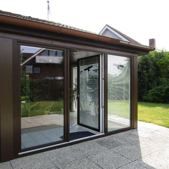 Jalousien von außen und Vogelaufkleber