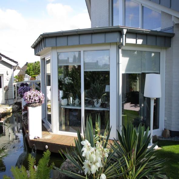 Außenansicht Fenster für Wintergarten mit weißem Rahmen an Teich