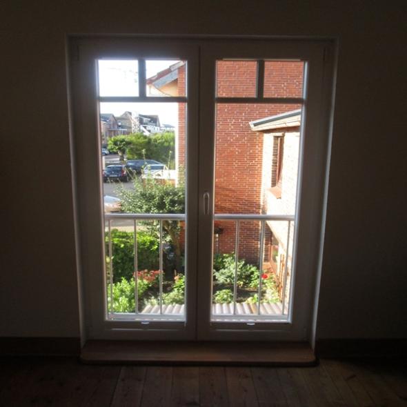 Doppelflügelige Balkontür weiß geschlossen