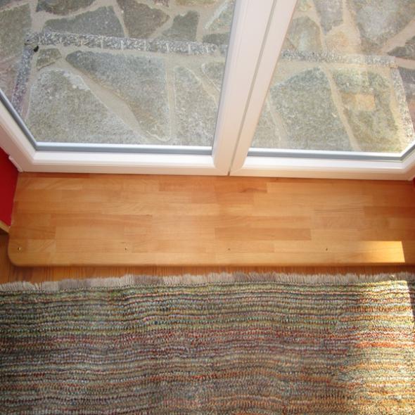 Nahaufnahme doppelflügelige Balkontür weiß geschlossen